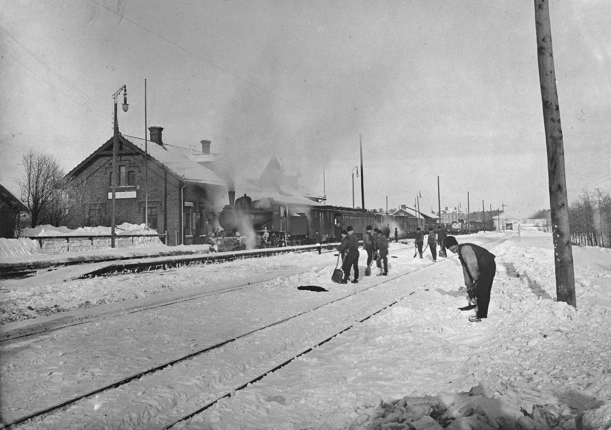 Luleå station, L-lok med tåg.