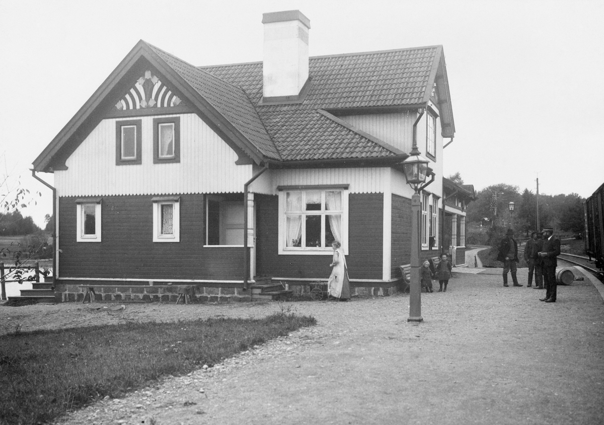 Den ursprungliga stationsbyggnaden ersatt av en ny 1905 .Stationen på 1980-talet använd som repetitionslokal för SJs musikkår, och senare som lokal för JHF. Banan omlagd april 1995, och går nu på högbro. 1995-04-17 togs en ny station med namnet Ekolsund i bruk på den nya linjesträckningen, enbart trafikteknisk station .Öppnad 20.10.1879