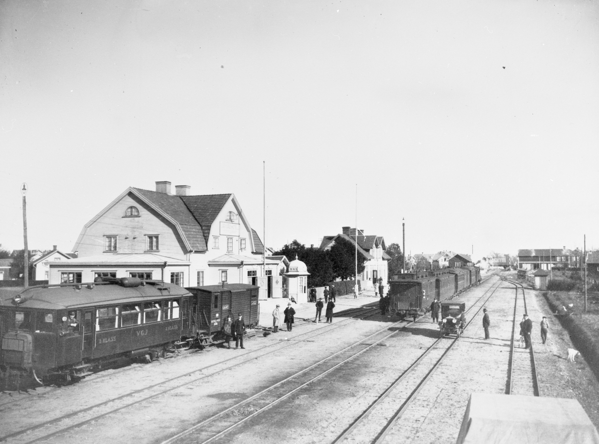 Stationen anlades 1899. Stationshuset tillbyggdes 1916 och vidare utbyggdes bangården samtidigt. Stationshus i en och en halv våning i trä, med två gavlar mitt på huset mot banan.