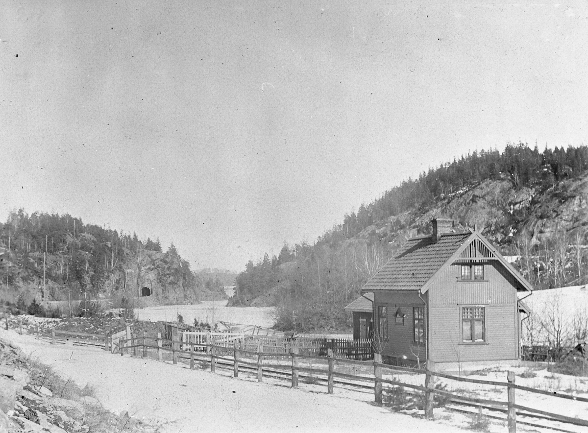 VGJ banvaktstuga.
VGJ ,Västergötland - Göteborgs Järnväg
En och en halvvånings stationshus i trä med två mindre gavlar mot banan. 1937-38 reparerades väntsal och expedition och utfördes en tillbyggnad för bostad.