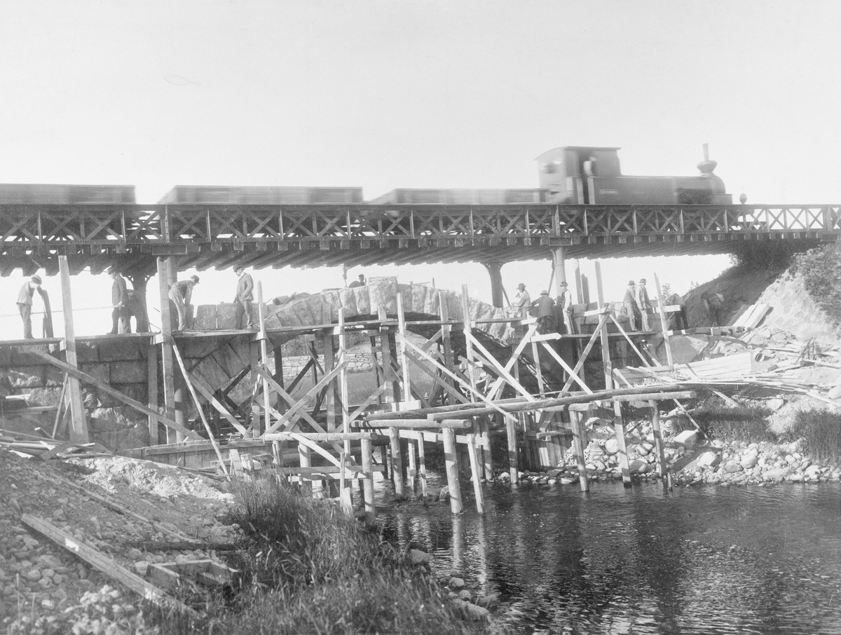 UWHJ-tåg på bron över Risån.
UWHJ , Uddevalla - Vänersborg - Herrljunga Järnväg