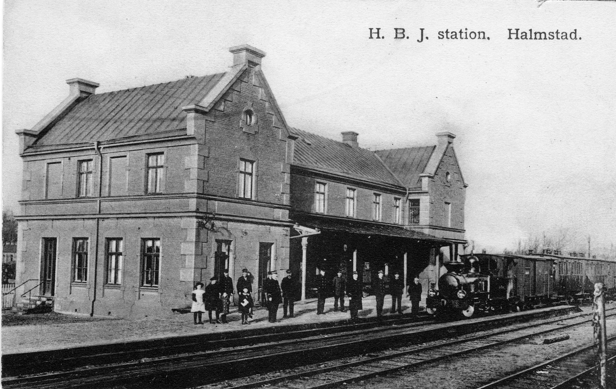 Hbj Station I Halmstad Vid Jarnvagssparet Mellan Halmstad Och Bolmen Stationshuset Byggdes 18 Bilden Kan Darfor Vara Fran Ett Lite Senare Datum Framat Borjan Pa 1900 Talet Jarnvagsmuseet Digitaltmuseum