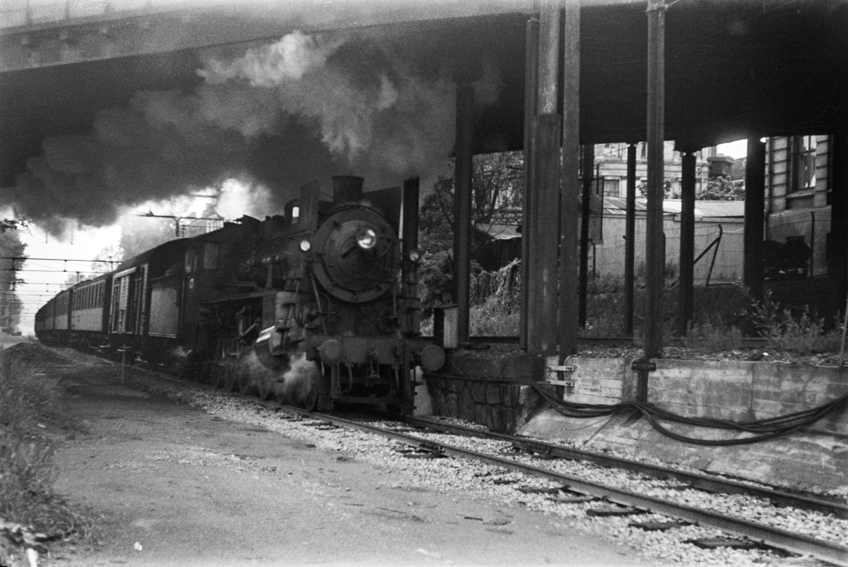 Damplokomotiv type 26c nr. 433 med tog til Gjøvik, tog 203, i Brynsbakken.