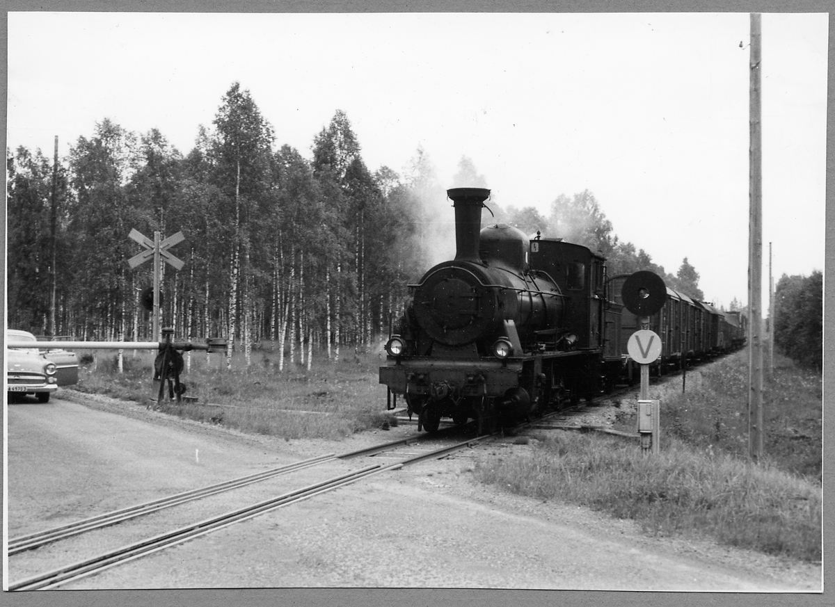 Statens Järnvägar, SJ Gp 3041 vid järnvägsövergången strax väster om ...