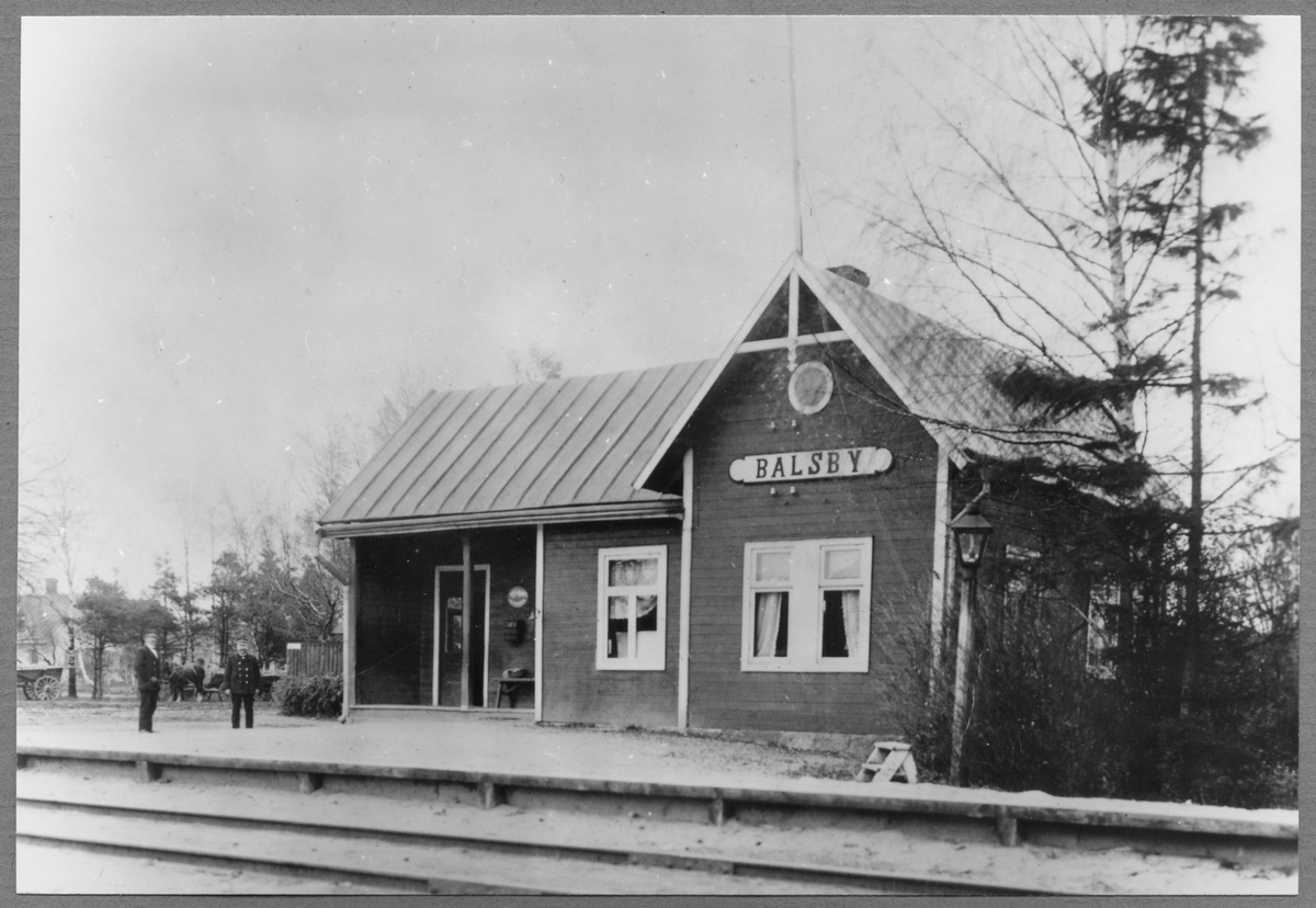 Station öppnad 1885. Envånings stationshus i trä, byggt i vinkel med en gavel mot banan. Stationshuset har moderniserat flera gånger under tiden. Den upphörde 1969. Stationshuset, godsmagasinet och uthuset  finns kvar och ägs privat.