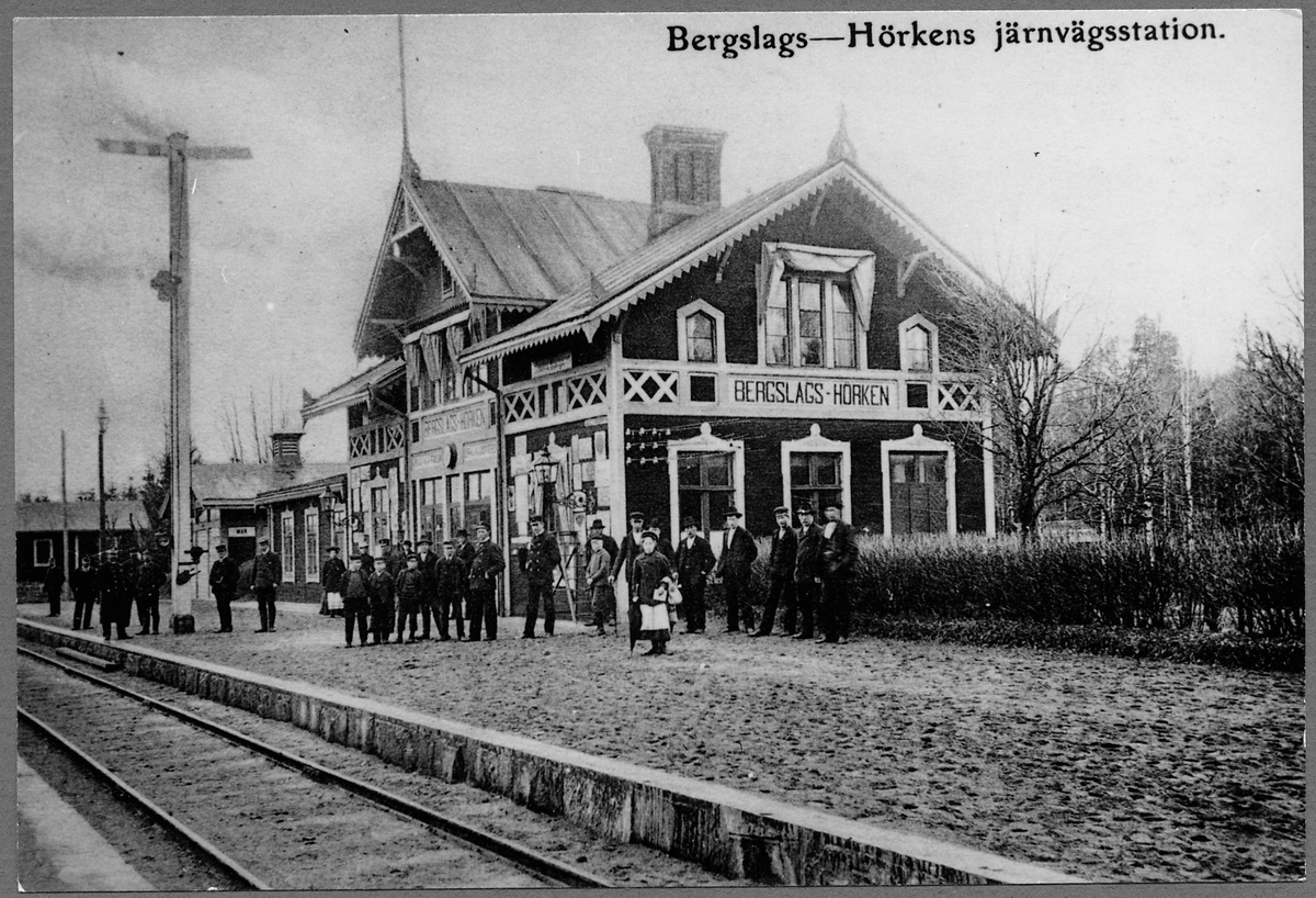Namnet 1901 ändrat till HÖRKEN B:S och 1917 till "Hörken". Namnbytet till HÖRKEN enl kungl. resolution 14.6.1907 .
Första stationshuset brann ned 1911. Nytt uppfört 1912. 
BJ , Bergslagernas Järnväg
