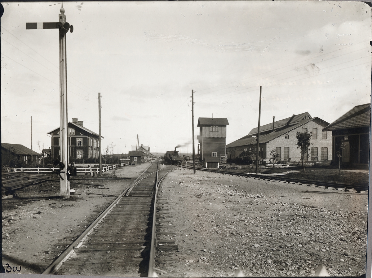 Bodens bangård omkring år 1897.
Fotot taget från bangårdens södra ände mot norr.
Banmästarstugan skymtar till vänster.