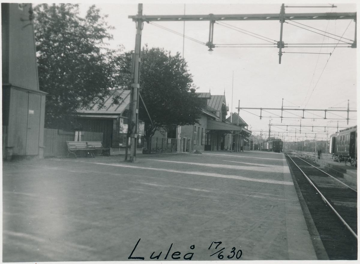 1888-03-12  det första malmtåget kom ned till Luleå. Stationshuset färdigtbyggdes 1887. Exploateringen i malmgruvorna började öka. Kapaciteten har successivt också ökat genom förstärkning av bana, broar, mötesstationer och elektrisk drift. Första stora ombyggnaden av Luleå station kom på 1920-talet.
