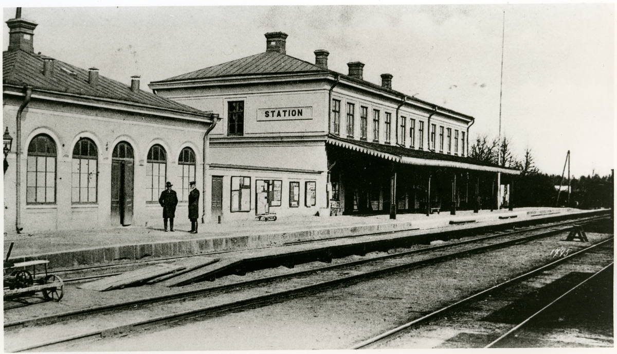 Stationshus och bangård i Motala.