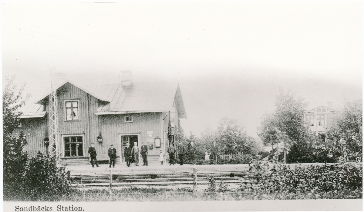 Hållplatsen öppnades 1874 för allmän trafik. En  och enhalvvånings stationshus i trä. Expeditionslokaler och väntsal moderniserades 1945.