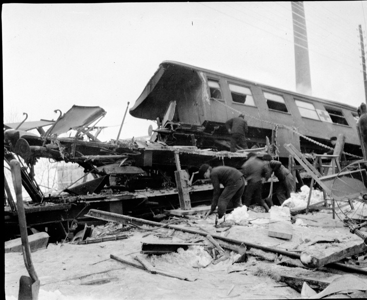 Statens Järnvägar, SJ C3d 2114. Uppröjningarbete efter tågolycka. Tågolycka i Holmsveden 1917-02-16. Snälltåg 3048, draget av ånglok SJ B  1324, leddes på grund av en fellagd växel in på ett sidospår och spårade ur.