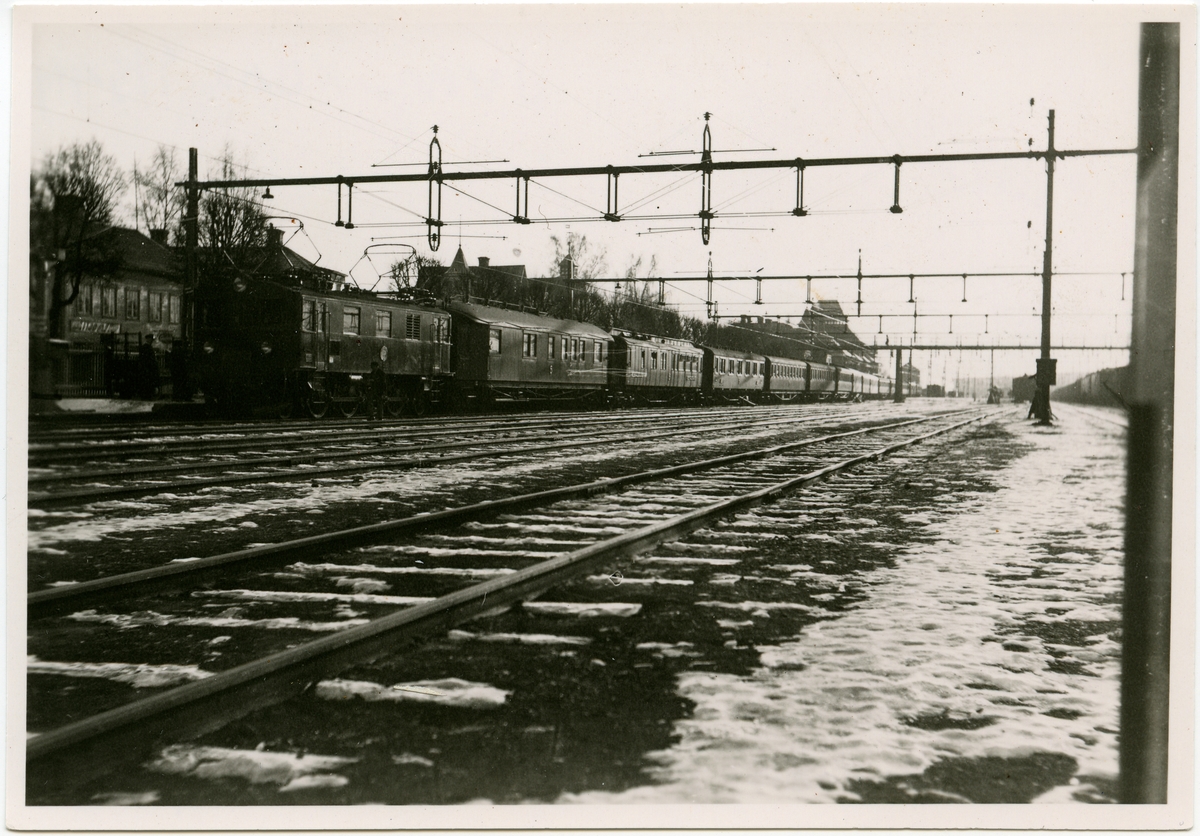 Provkörningståget Krylbo - Ånge strax före avgången från Krylbo. 
Tåget dras av, Statens Järnvägar, SJ D 301. Första vagnen är SJ Bo7 2246 en mätvagn för dragkraft. Därefter följer SJ Ro2 1962-64, en SJ Ao4-vagn, tre SJ Co8a och tre stålvagnar.