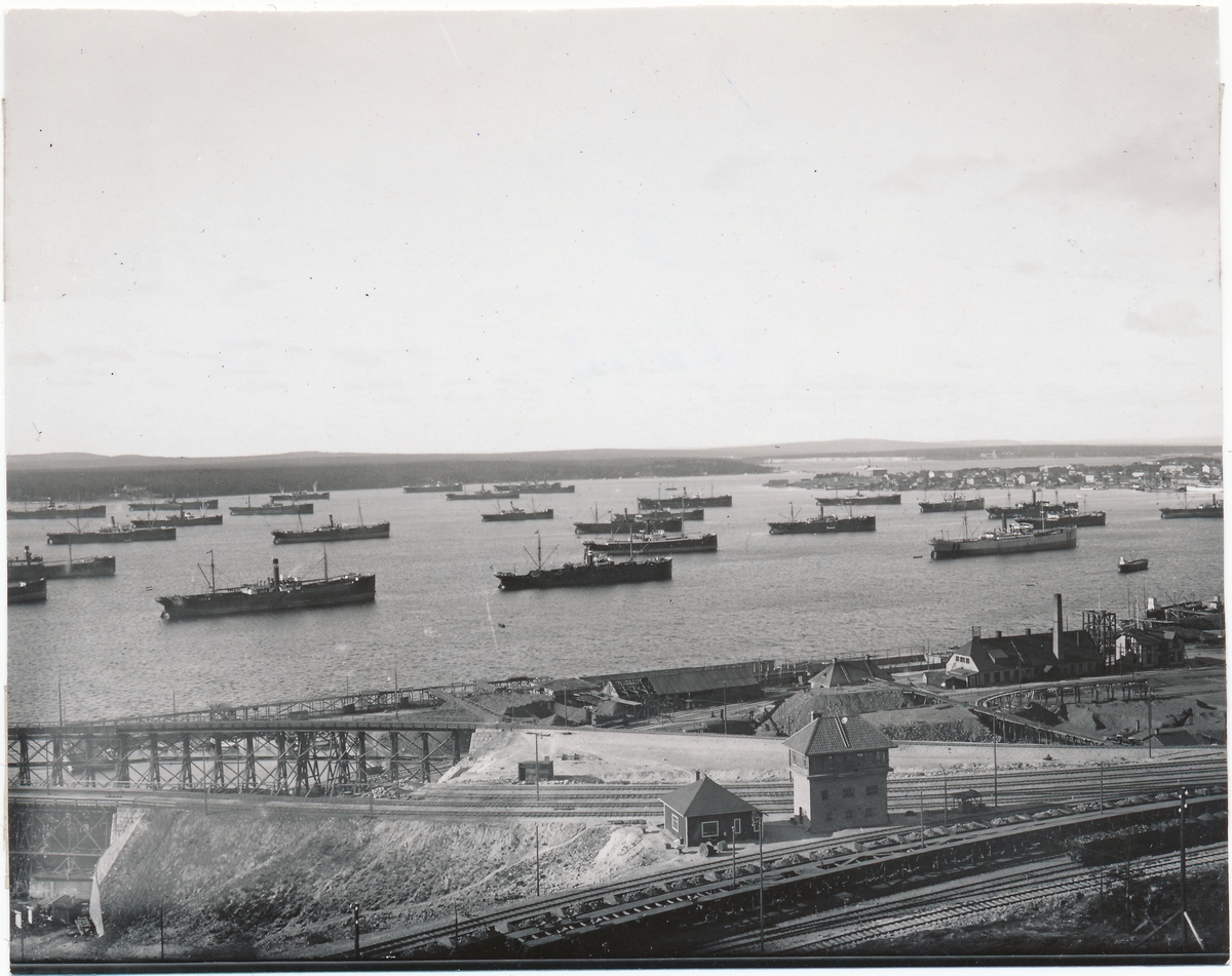 Fyrtio tyska malmångare förankrade i hamnen.