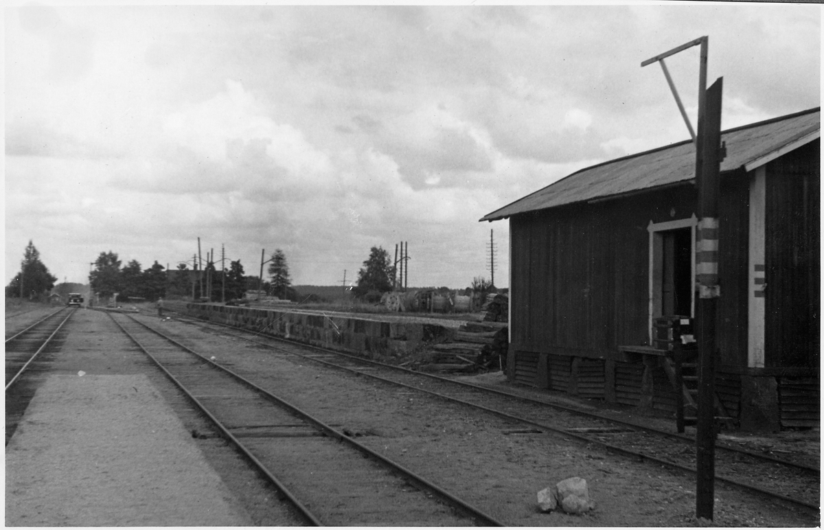 Bangård och lastkaj vid Mullhyttemo station. Bilden tagen i samband med den stundande elektrifieringen av sträckan mellan Örebro - Svartå.