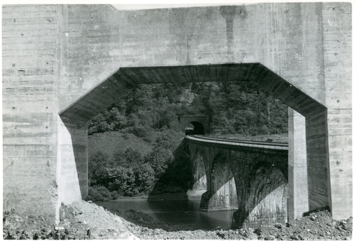 Järnvägsbro sett genom fundamentet för bro under uppförande.
Bilder från Bantekniska kontorets studieresa i USA.