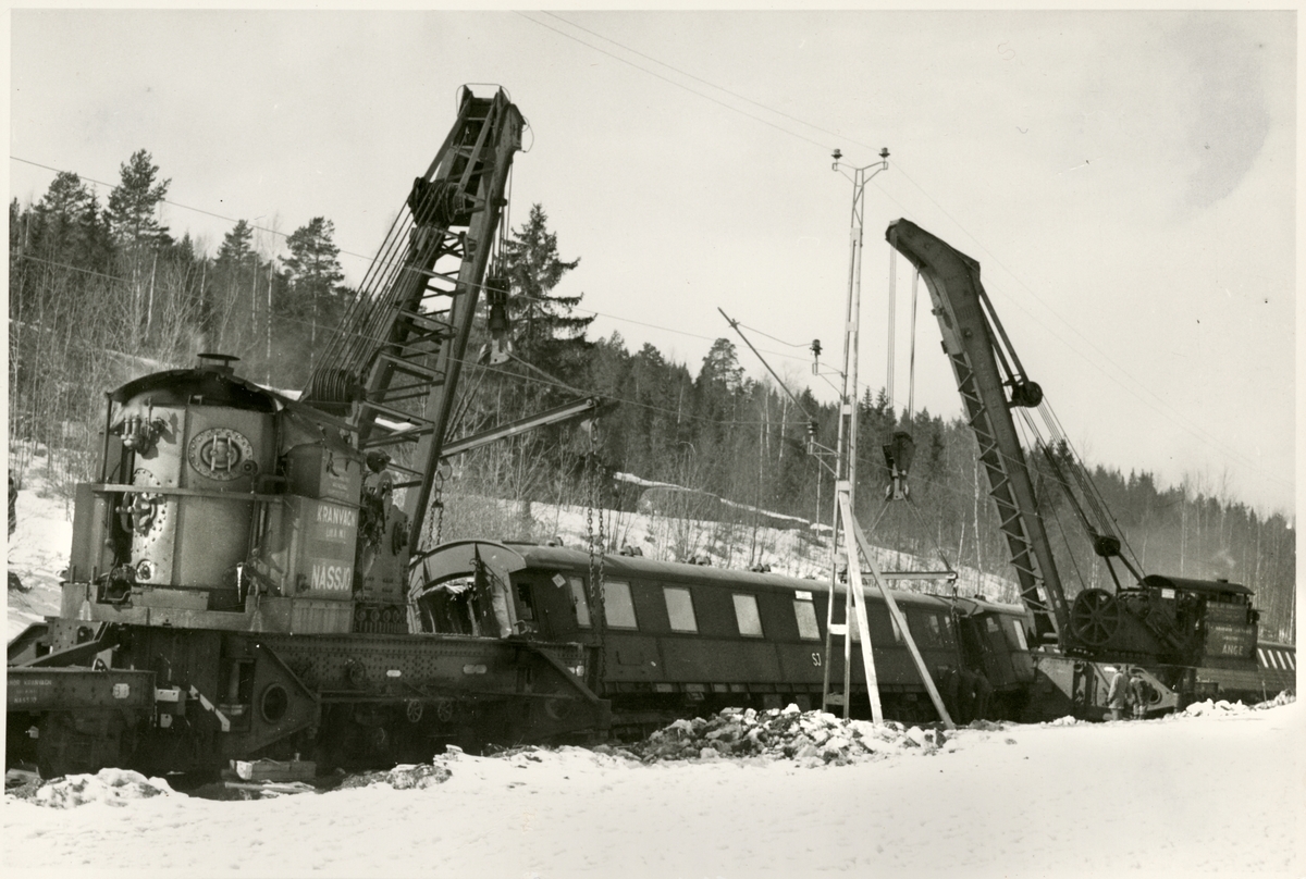 Tåg 93, Nordpilen, efter urspårning på sträckan mellan Simeå och Undersvik 1956-03-27.