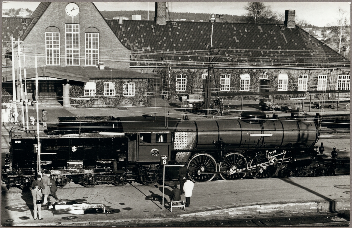 Statens Järnvägar, SJ F 1200.

Ånglok och personal vid perrong med stationshus i bakgrunden.