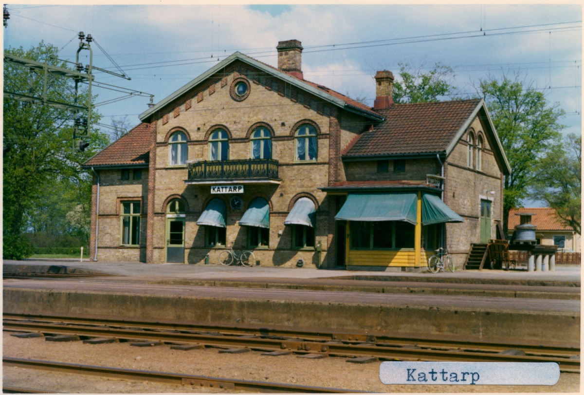 Station anlagd 1884. Stationshuset, en och en halv våning i tegel, har grundligt modeniserats 1913 och 1937. Elektriferingen kom 1937. Järnvägen lades ner 1972 och godstrafiken 1992. Spåren revs upp 1997.