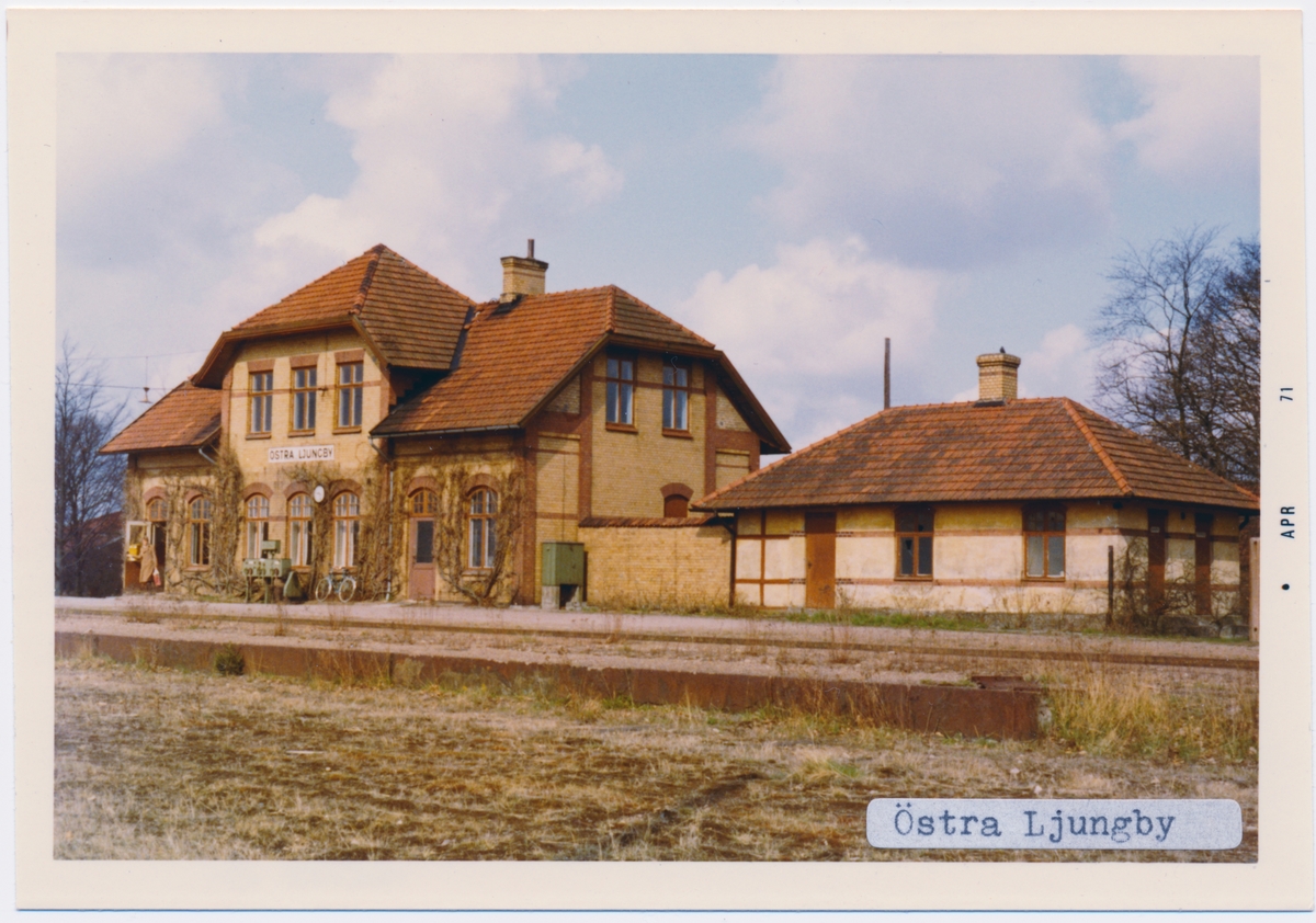 Stationen öppnad 1894, stationshuset  revs 1904 då EKJ byggde en ny station en- och enhalv vånings i tegel. Det revs 1976, till SJ 1940.