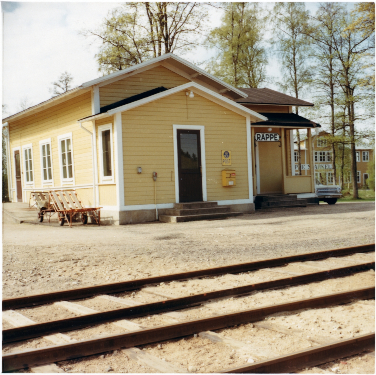 Station anlagd 1865. Envånings stationshus i trä, byggt i vinkel. Stationshuset ombyggdes 1948 och 1949 utökades magasinet.