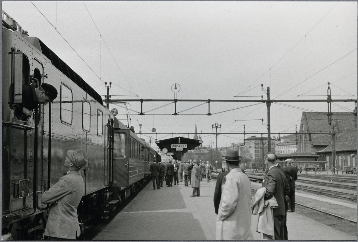 Invigning av elektrisk drift Hudiksvall - Sundsvall 1956-05-24. Ellok Statens Järnvägar, SJ Da 914.