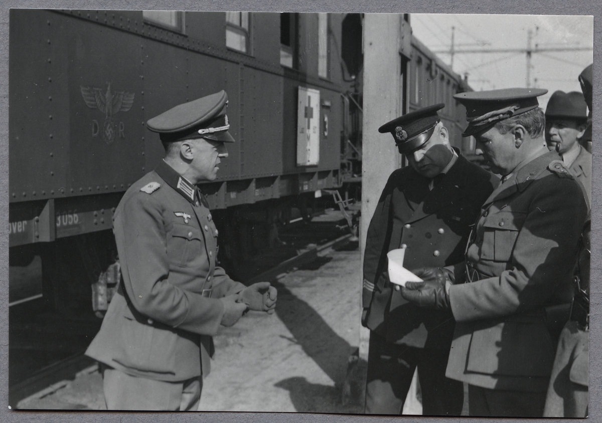 En tysk militär, en svensk polis samt en svensk militär träffas i Hallsberg under Andra Världskriget i samband med att tyskt sjukvårdståg passerar Hallsberg. Polisen är Överinspektör Linell.