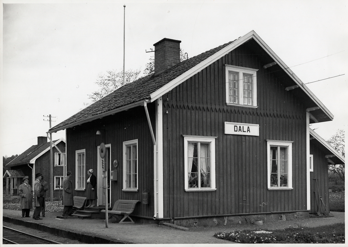 Dala station. 
Persontrafiken lades ner 28 maj 1961.
Bandelen lades ner 1 sep 1967.