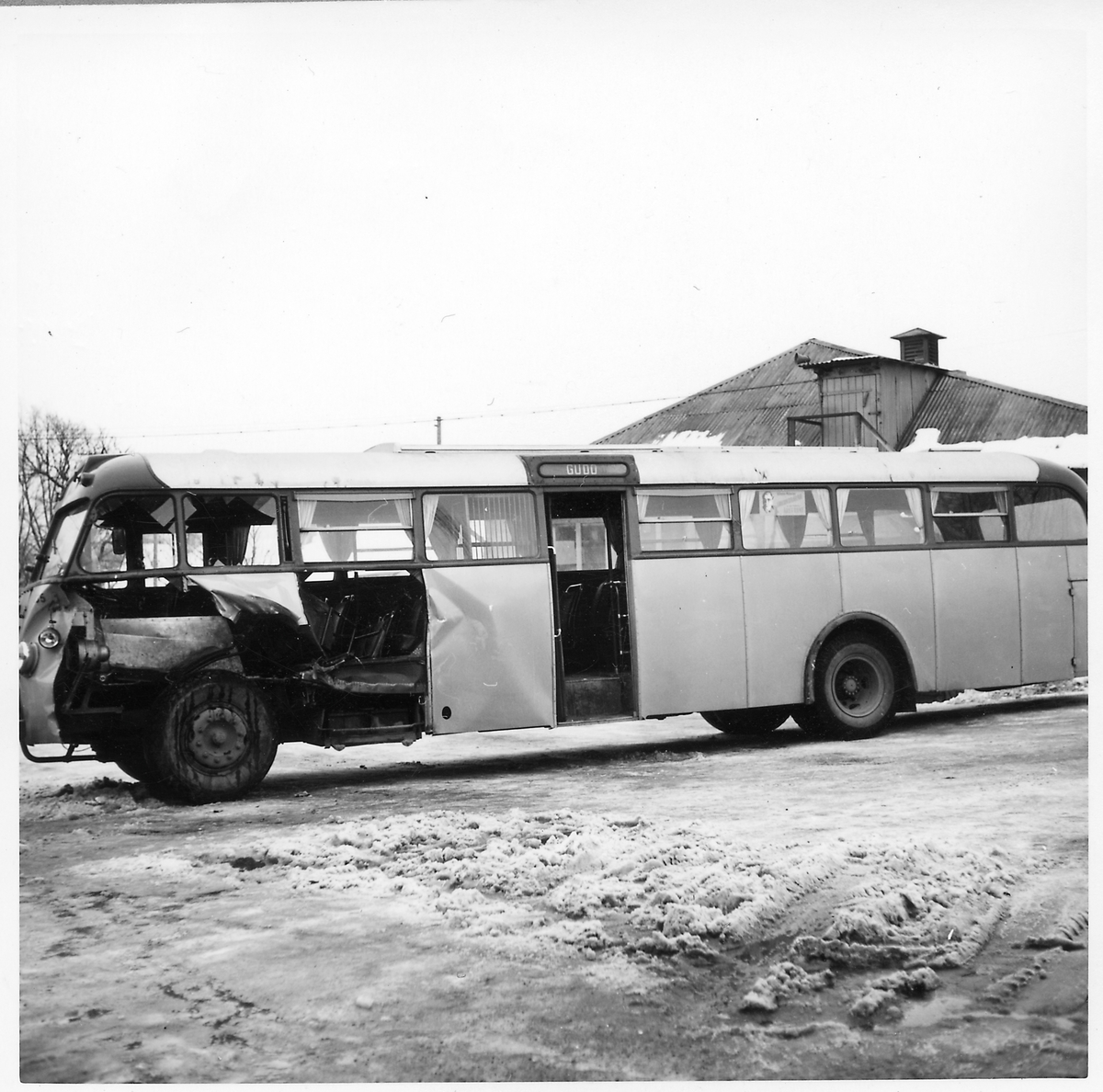 Kollisionskadad buss, Statens Järnvägars, SJ buss 135.
