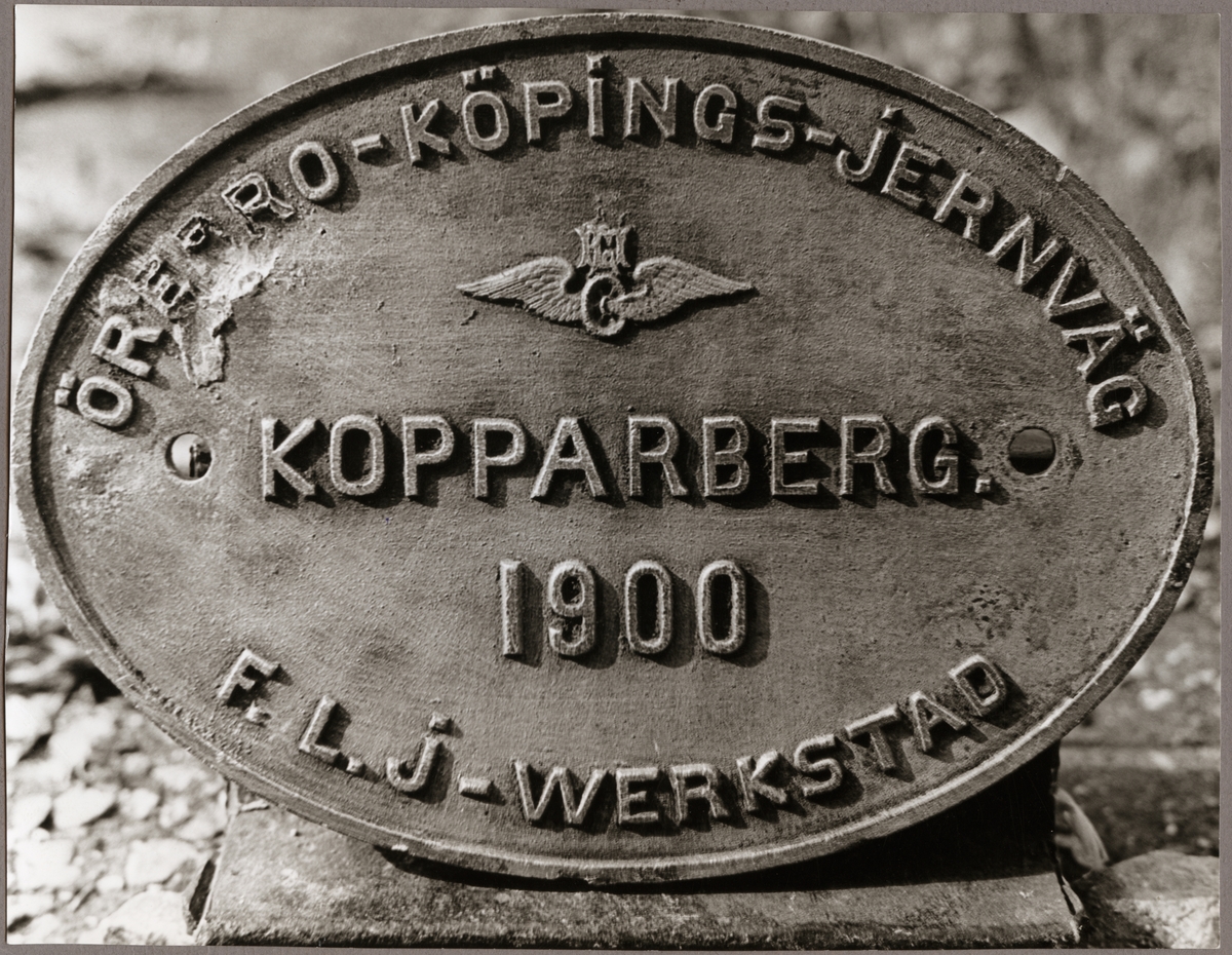 Skylt från Örebro - Köpings Järnväg, ÖKJ för Frövi - Ludvika Järnväg, FLJ verkstad i Kopparberg 1900.