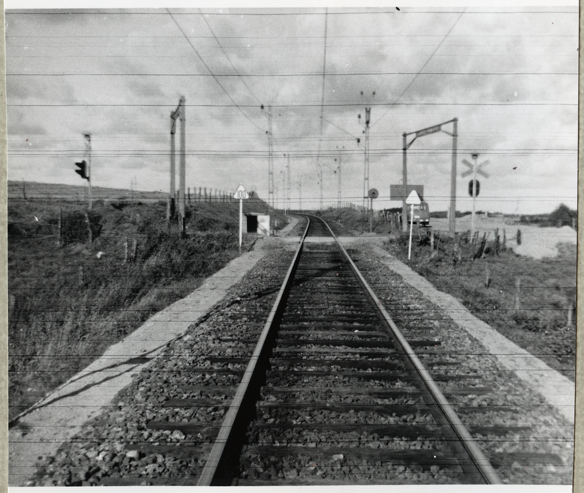 Järnvägsövergång vid Bonarp på linjen mellan Veinge och Laholm.