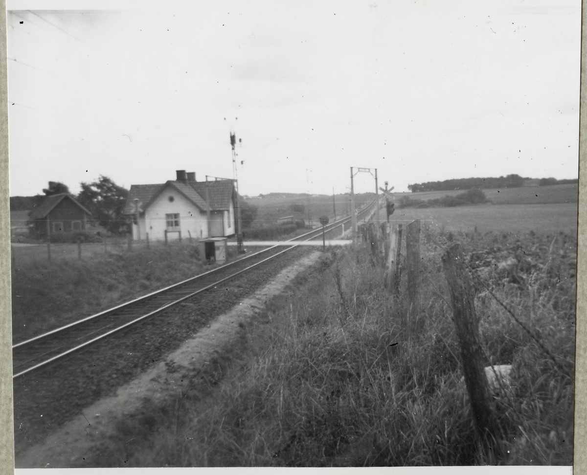 Järnvägsövergång vid Vejby banvaktstuga på linjen mellan Vejbyslätt och Skälderviken.