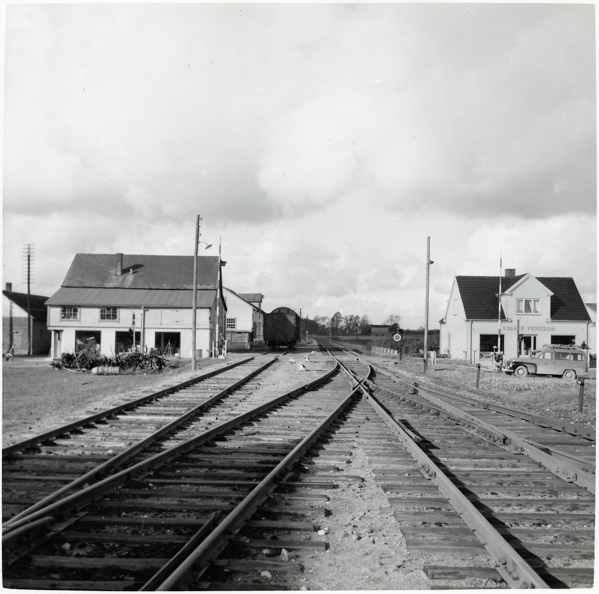Järnvägsövergång vid Klasaröd station. De mekaniska bommarna ersattes 1960 med automatiska fällbommar.