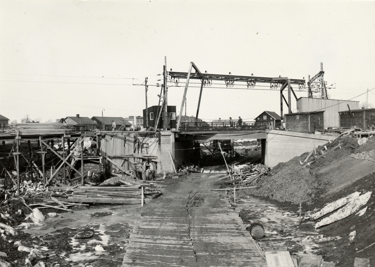 Situationsbild från grävningarna vid klaffbron över Göta Kanal vid Töreboda. Bilden tagen österifrån i början av mars 1950