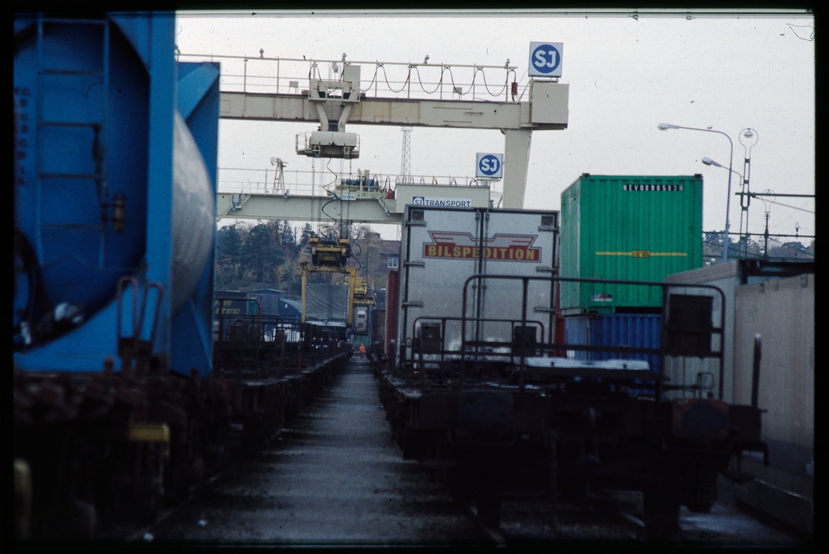 Lastning av containrar vid godsterminal.