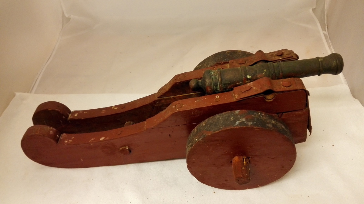 6 messingkanoner paa lavet (12173 - 78).

3 större og 3 mindre messingkanoner (en av de smaa mangler for öieblikket, men kommer sandsynligvis tilrette med det förste). Til kanonerne hörer gamle lavetter, dels av bjerk, dels av furu. De er nu restaurert og overmalt med rödbrun farve. Lavetterne staar paa hjul av træ. De tre störste har saa langt tilbake som tradision derom has staaet paa Amble og været benyttet som salutkanoner jul. nytaar og ellers ved festlige anledninger. De tre mindste blev i 1850 aarene bragt til Amble fra Kroken, hvor de har været i Munthenes eie av Kaptein Gerhard Daae.
Oprindelig har der været 4 store og 4 smaa.

Deponert fra G.F. Heiberg, Amble.