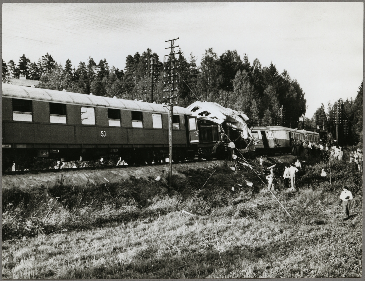 Hjälparbete efter kollision mellan ett extratåg och ett rälsbusståg på linjen mellan Grycksbo och Sågmyra 1958.