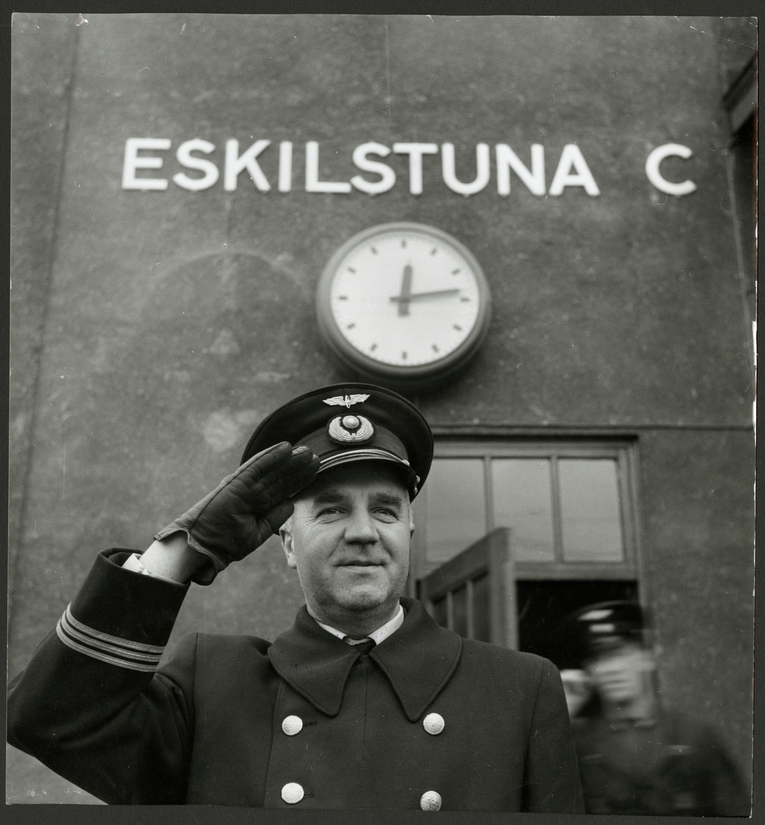 Stins Gustaf Blom gör honnör framför Eskilstuna C stationshus.