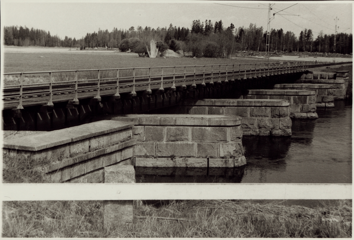 Järnvägsbro över vattendrag.