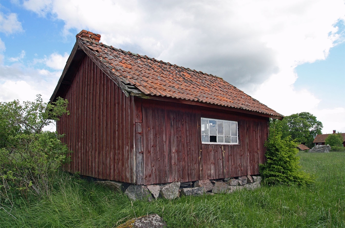 Restaurering av överloppsbyggnad, smedja, innan, Ekeby, Teda socken, Uppland 2009