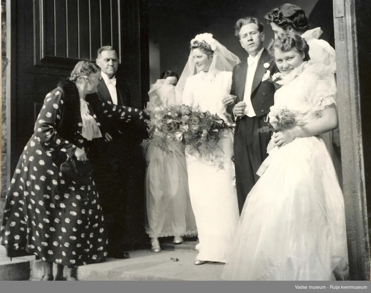 Nygifte Anny og Gottfred Pedersen på kirketrappa i Grorud kirke 1939.