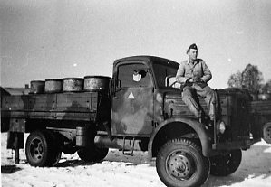 Terrängbil m/1942 M, Klöckner. Med bensinfat. A 6.
