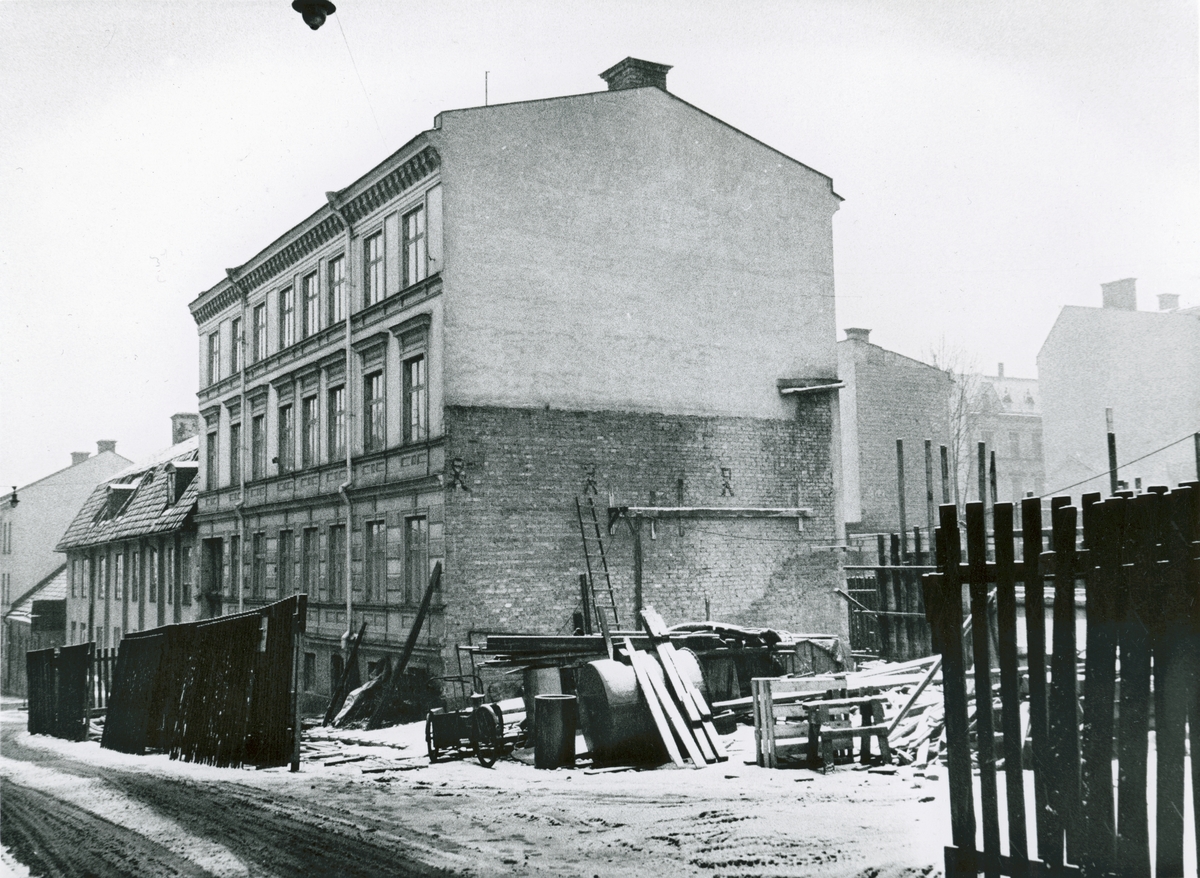 Vattengatan 13 i kvarteret Haken. Byggnad från 1800-talets senare hälft. Bilden är tagen i samband med rivningsansökan 1956. Vy mot öst.