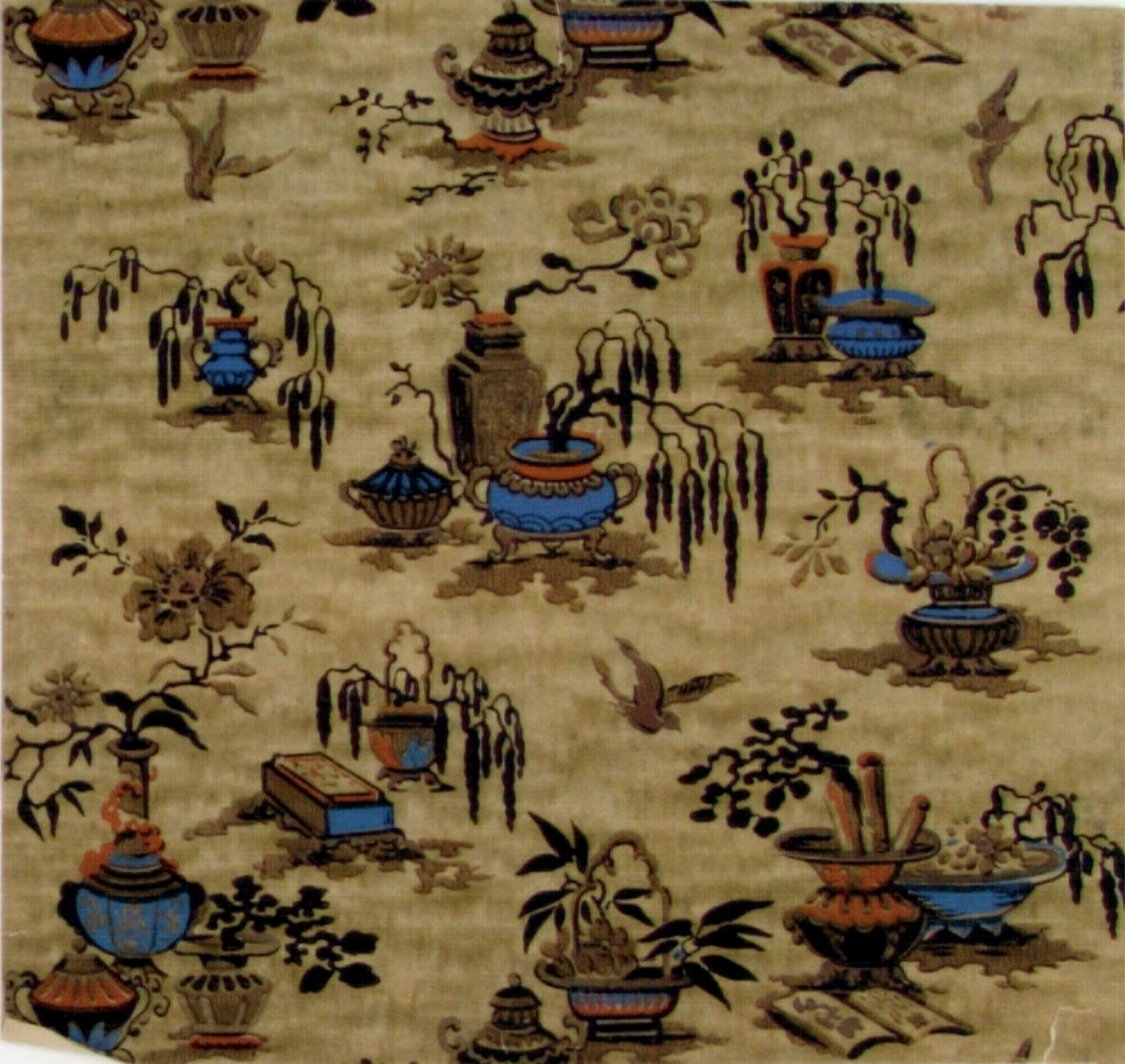 Kinesiska föremål och växter i diagonalupprepning. Tryck i svart, brunt, beige, orange och ljusblått på en beigemelerad bakgrund.
