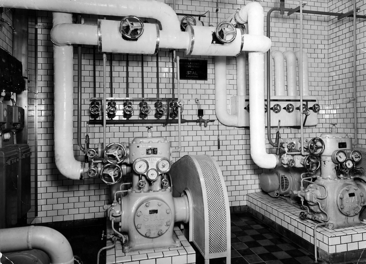 Bilden visar den nya transformatorn som installerades i samband med moderniseringen av Alingsås Bryggeri i början av 1950-talet. Det var Eivor Bäcklunds make som, av bryggeriägaren Sten Möller, anställdes för att modernisera bryggeriet.