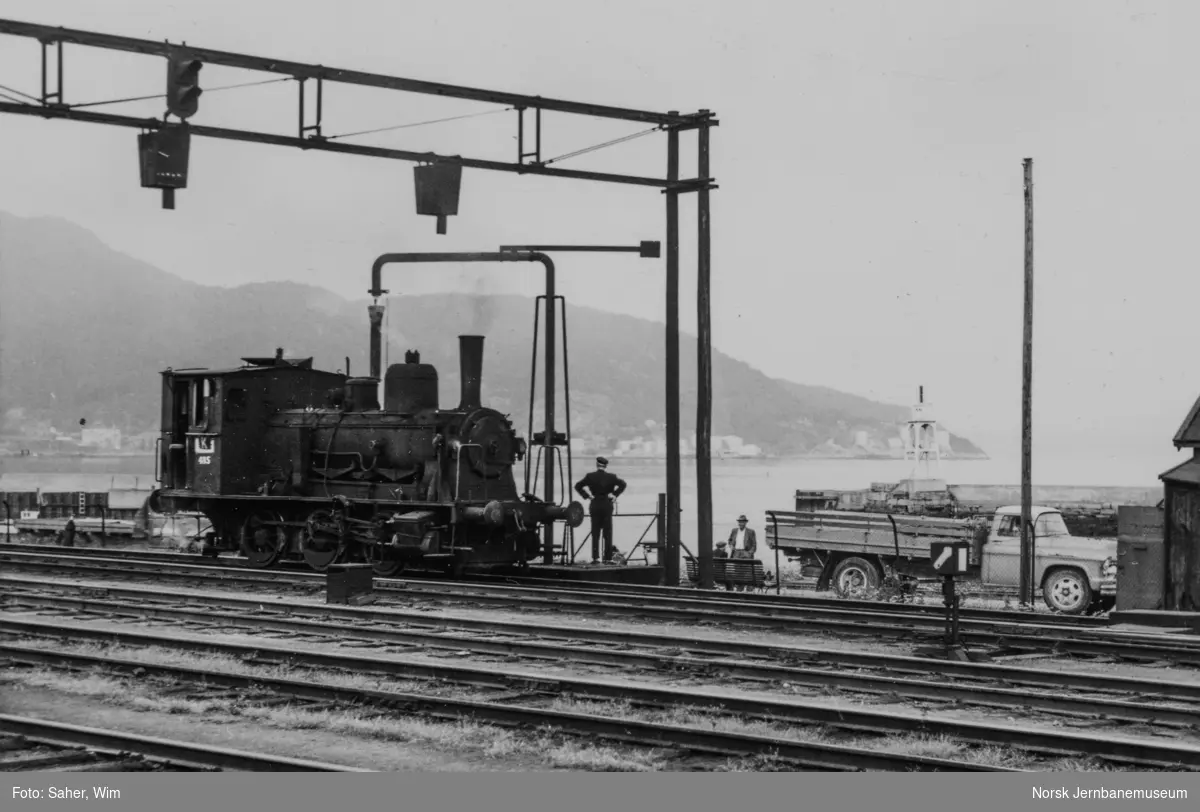 Damplokomotiv type 25e nr. 485 ved vannstenderen på Trondheim stasjon.