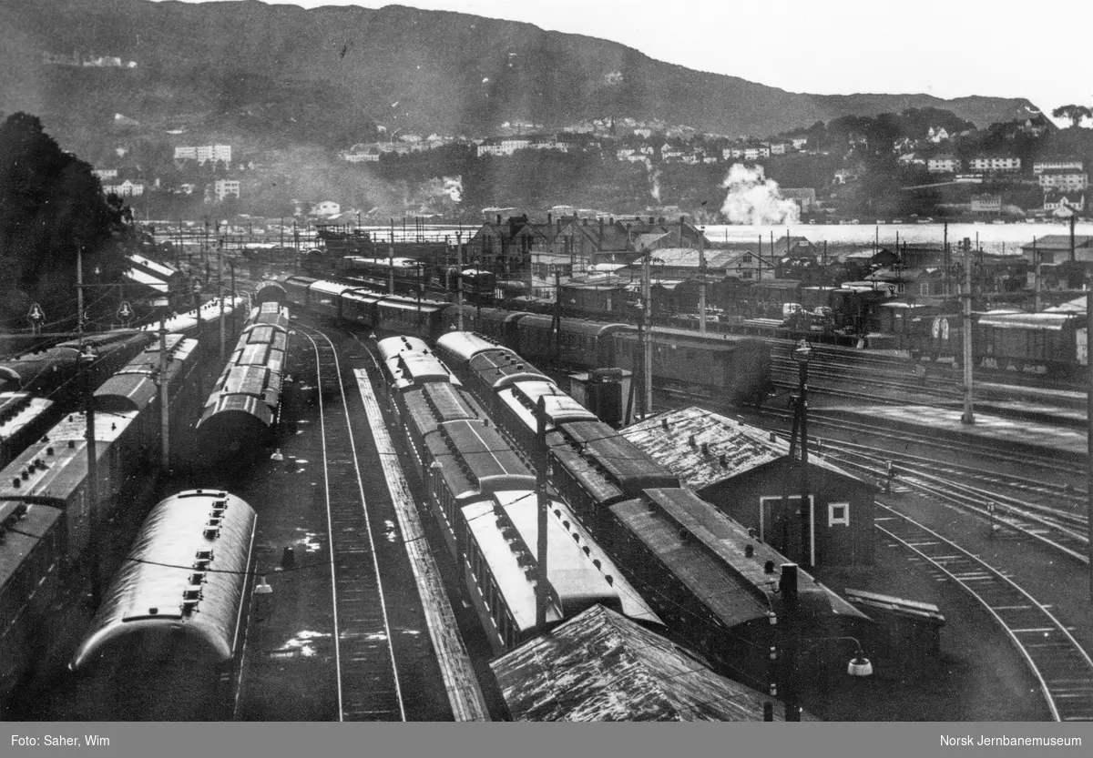 Stasjonsområdet på Bergen stasjon med mange hensatte personvogner og godsvogner.