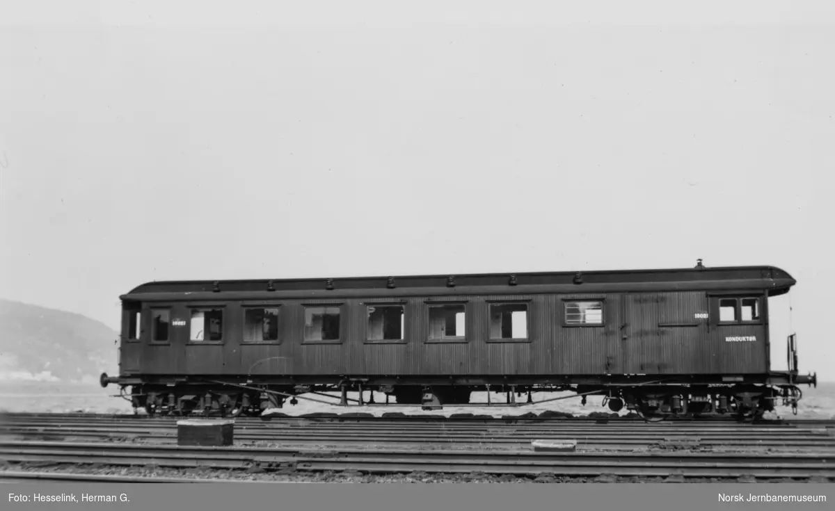 Personvogn BFo2c nr. 18021 på Trondheim stasjon