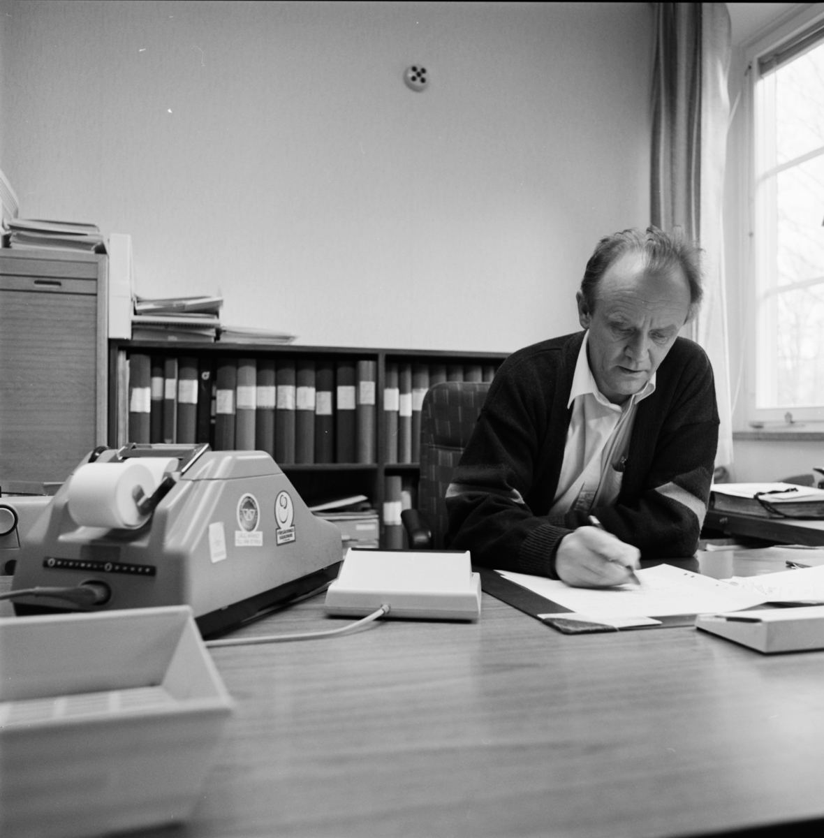 Sören Niemi, personalansvarig hos Dannemora Gruvor AB, i sitt arbetsrum i Gruvkontoret, Dannemora, Uppland september 1991
