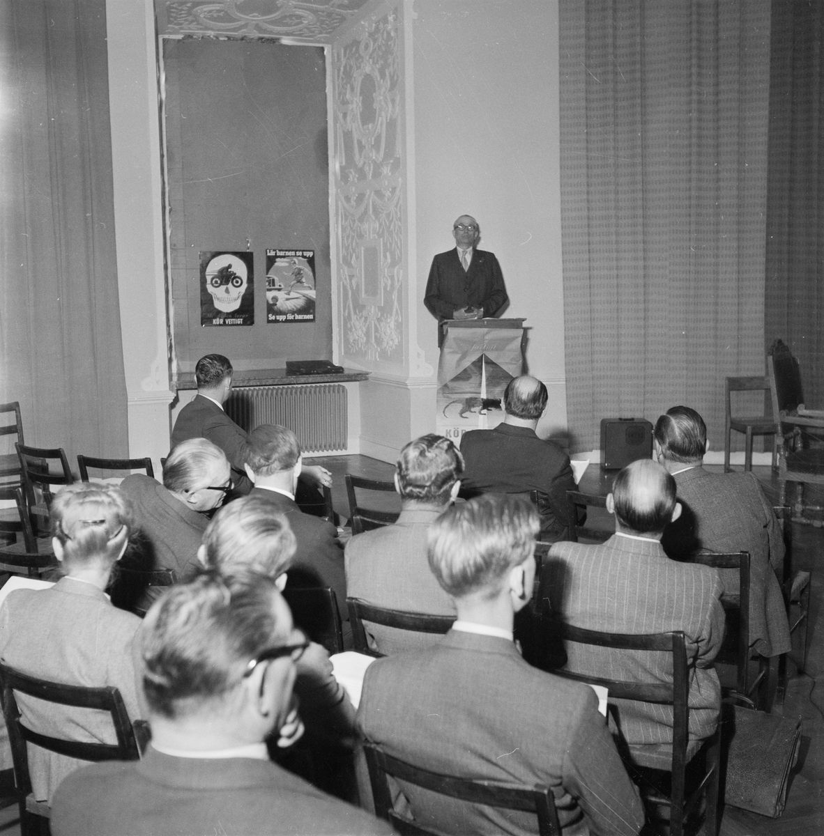 Trafiksäkerhetskampanj, Hasselroth talar i Landstingssalen, Uppsala 1953