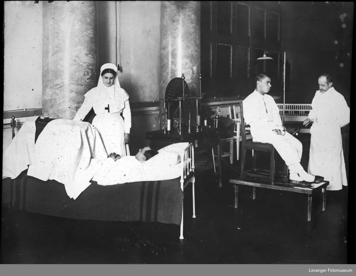 Pasienter får  behandling på Rødekors-sykehuset i Vinterpalasset i Petrograd nåværende St.Petersburg under 1.verdenskrig,